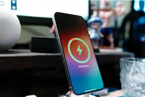 淄博苹果15换屏服务分享用什么充电器给iPhone15充电更好 